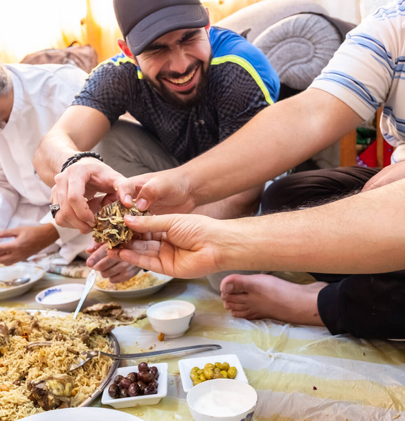 Família muçulmana se reunindo para iftar no ramadã - Foto, Imagem
