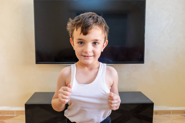 Boldog arab muszlim fiú ing - Fotó, kép