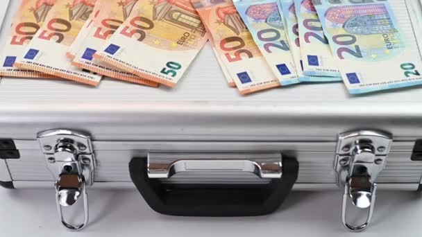 Alüminyum çantalı 20 ve 50 euroluk banknotlar - Video, Çekim