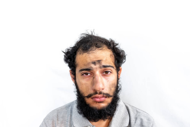 arabo uomo con carbone su il suo faccia avendo un male giorno - Foto, immagini