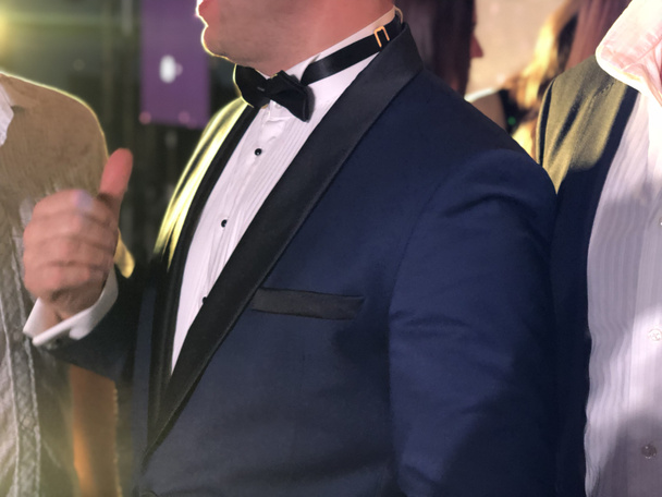 Modèle masculin à Tuxedo, Homme d'affaires en costume bleu. - Photo, image