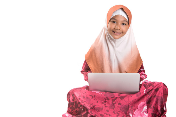 Giovane ragazza musulmana con computer portatile
 - Foto, immagini