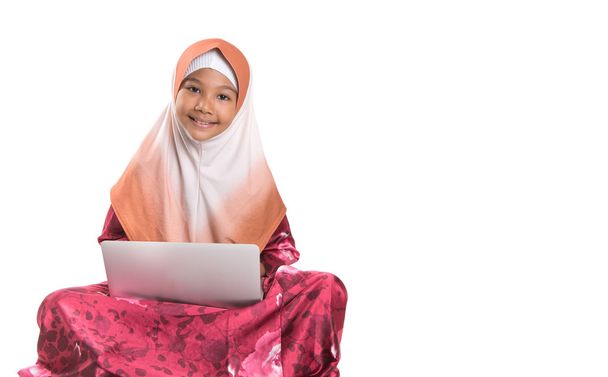 Menina muçulmana jovem com laptop
 - Foto, Imagem