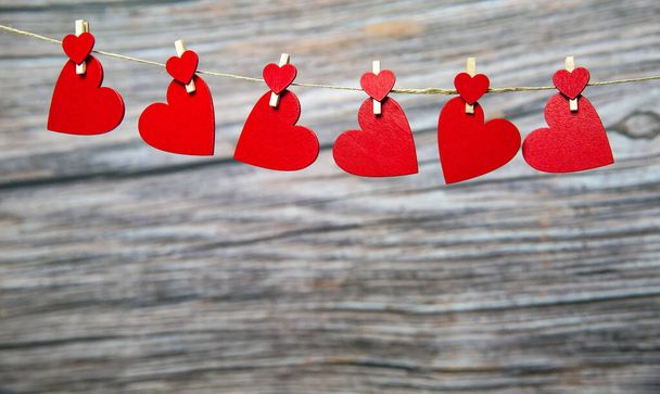 Love concept, rode hangende harten op houten achtergrond voor Valentijnsdag, Moederdag, Vrouwendag, romantische design kopieerruimte - Foto, afbeelding