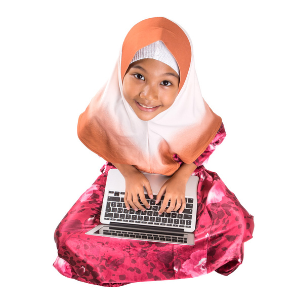Menina muçulmana jovem com laptop
 - Foto, Imagem