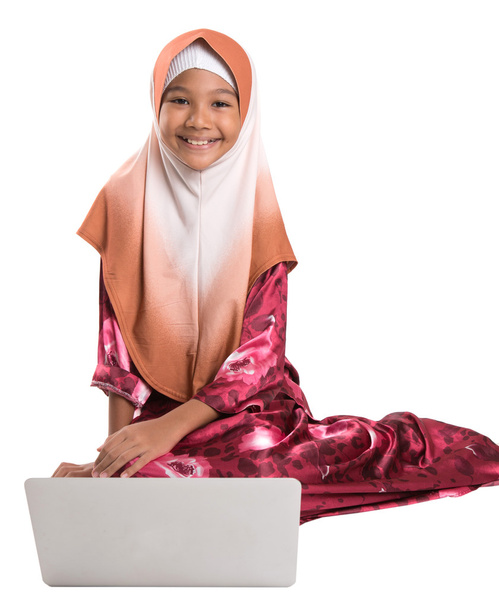 Jeune fille musulmane avec ordinateur portable
 - Photo, image