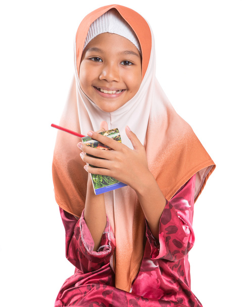 Menina muçulmana jovem com bloco de notas
 - Foto, Imagem