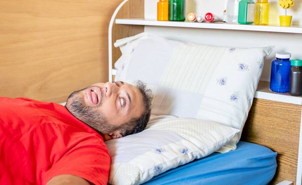 Арабский мужчина чувствует себя больным и отдыхает - Фото, изображение