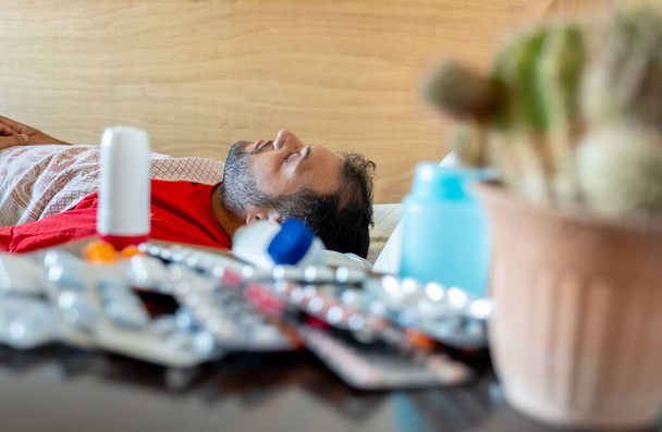 Hombre árabe sintiéndose enfermo y descansando - Foto, Imagen