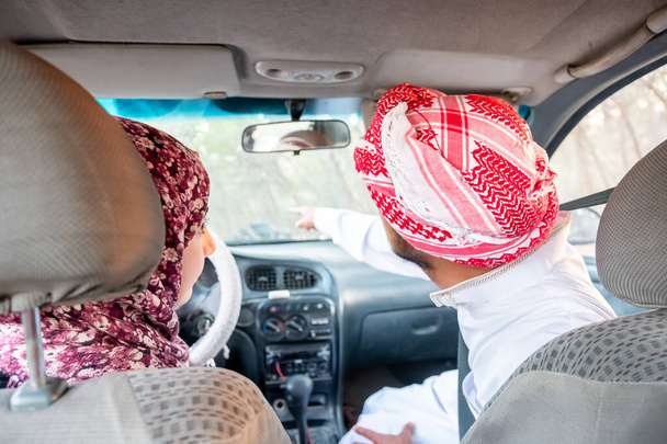 Árabe hombre enseñanza árabe mujer conducir - Foto, Imagen