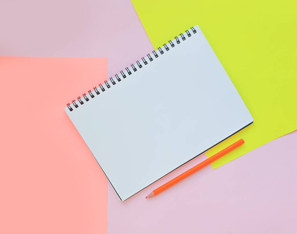 блокнот карандаша на цветном фоне - Фото, изображение