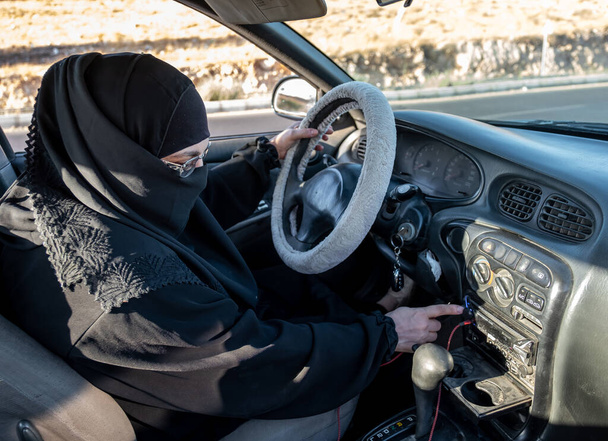 Árabe musulmana mujer conducir - Foto, Imagen