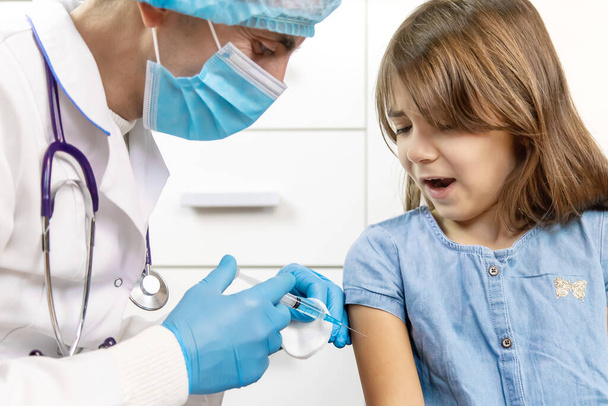 Vacunación de niños. Inyección manual. Viborochniy focus Personas - Foto, imagen