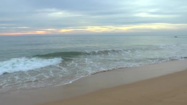 Sole tramontato sulla spiaggia esotica
 - Filmati, video