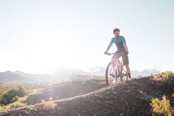 retrato de ciclista de montanha em cima de um banco de sujeira - Foto, Imagem