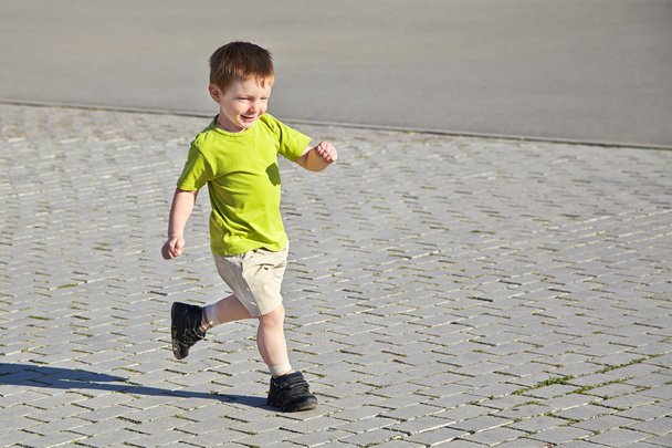 Little boy running - Foto, afbeelding
