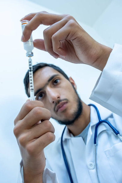 Médico que trata al paciente con aguja - Foto, Imagen