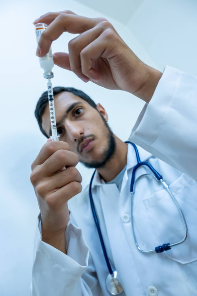 Arzt behandelt Patientin mit Nadel - Foto, Bild