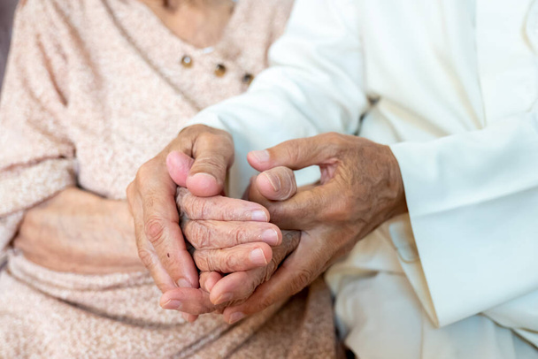 Deux personnes âgées se tenant la main - Photo, image