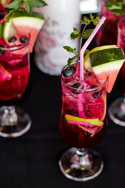 Ягодные летние фруктовые коктейли с примесью алкоголя - Фото, изображение