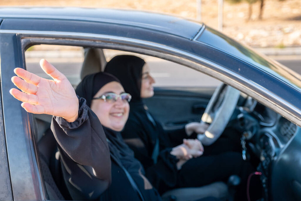 Šťastné arabské mávání štěstím při řízení auta - Fotografie, Obrázek