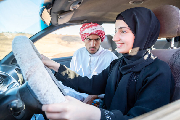 Arabisch mann teaching arabisch frau driving - Foto, Bild