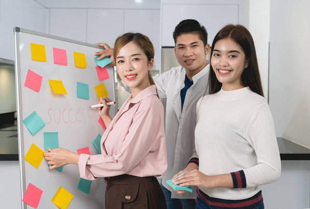 Asijský start-up Team Spolupráce je brainstorming nebo plán pro nový projekt. a použít post-it papír na tabuli a napsat slova úspěch, práce v moderním Home Office, měkké zaměření - Fotografie, Obrázek