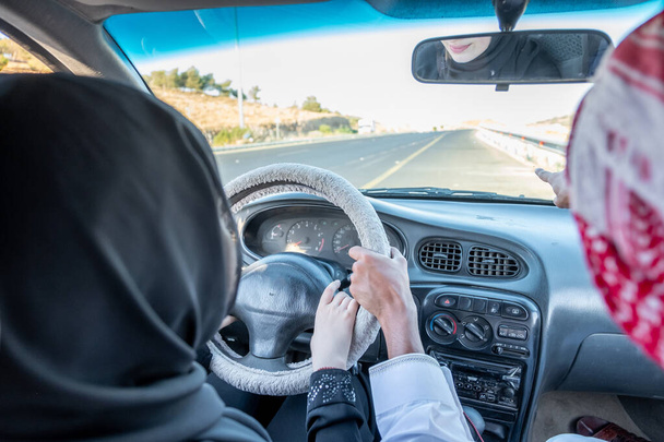 Arabisch man onderwijs Arabische vrouw rijden - Foto, afbeelding