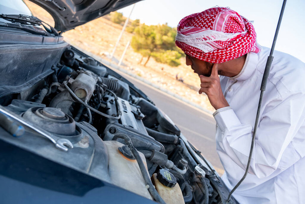 Hombre árabe arreglando su coche - Foto, imagen