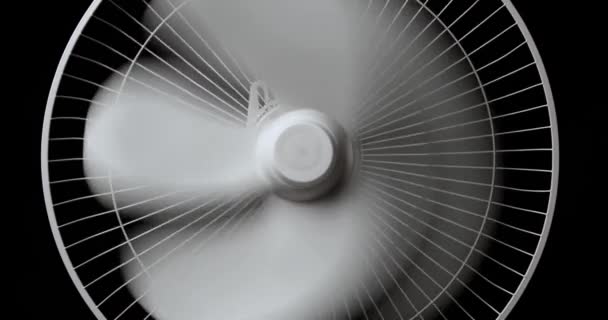 Електричний вентилятор на чорному тлі
 - Кадри, відео