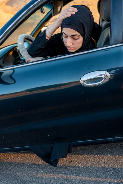 Арабская женщина Абая застряла в двери - Фото, изображение