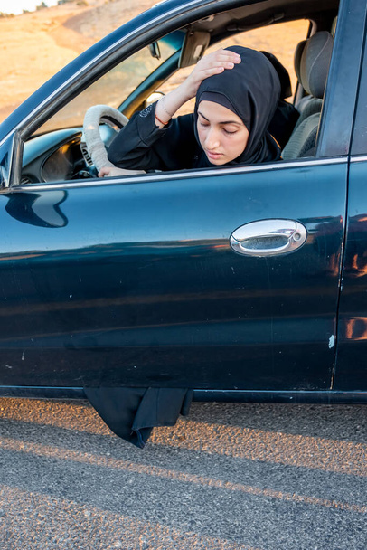Арабская женщина Абая застряла в двери - Фото, изображение