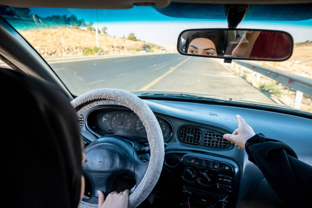 Dos mujeres árabes conduciendo mientras discuten - Foto, Imagen