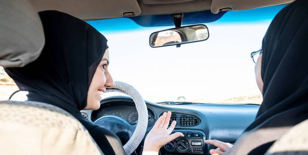 Two arabic women driving while arguing - Foto, Imagen
