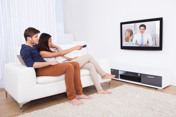 Couple Watching TV In Living Room - Foto, Imagem