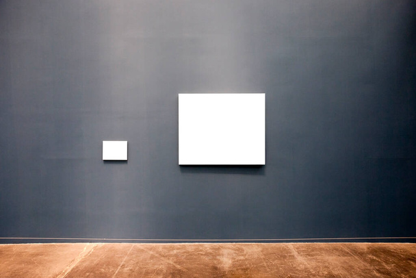 A blank picture frame in the exhibition room  - Foto, afbeelding