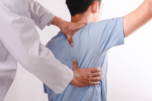Los médicos hacen fisioterapia para hombres jóvenes y brindan asesoramiento a pacientes con problemas de hombro.. - Foto, Imagen