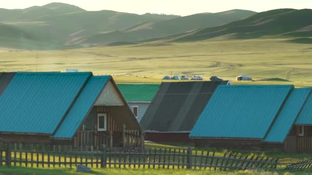 モンゴルのカラフルな屋根の家。市の風景屋根の家都市の町の和解通り中央アジアの古典的な伝統的なシベリアフェンスフラットガーデンホーム広い大きな小屋小屋シャンティコテージ - 映像、動画