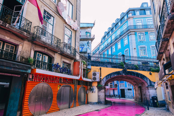 Lisszabon, Portugália - 2019. január 27. - Rua nova do carvalho - Lisszabon rózsaszín utca. Lisbon éjszakai életének szíve. Nap. - Fotó, kép