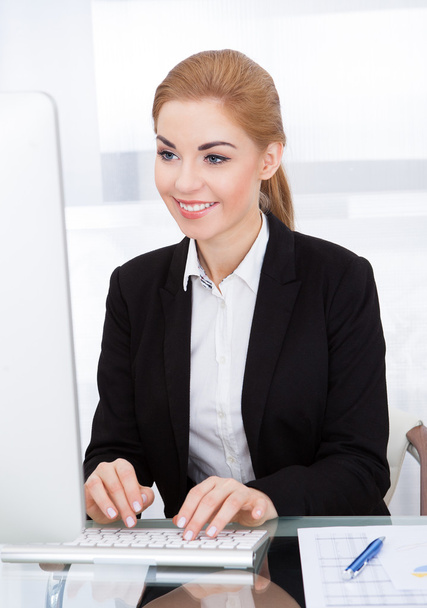 Businesswoman Using Computer - Photo, image
