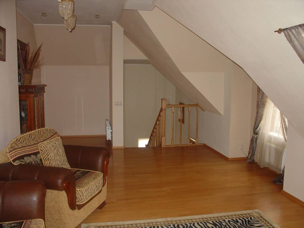 Προβολή της εσωτερικής διακόσμησης του δωματίου στον τελευταίο όροφο της ιδιωτικής κατοικίας. - Φωτογραφία, εικόνα