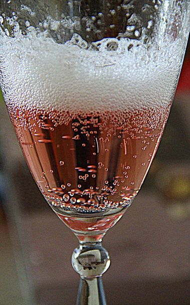 Ροζ σαμπάνια ρίχνει στο ποτήρι - Φωτογραφία, εικόνα