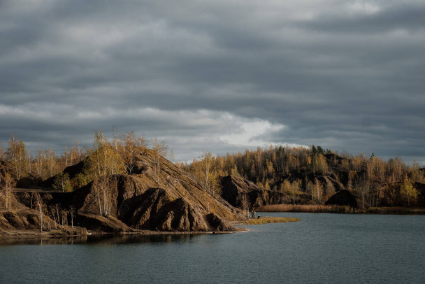 Türkischer Steinbruch in Romantsevo, Konduki, Region Tula, Russland. Kohleförderung. Herbstliche Landschaft - Foto, Bild