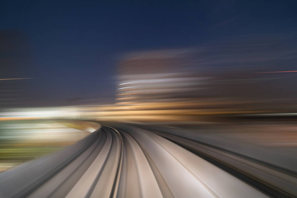 Vista del tren. movimiento de velocidad borrosa en el túnel ferroviario para la tecnología de conexión de red futurista, datos digitales en el concepto de transporte. Fondo abstracto. Ferrocarril - Foto, Imagen