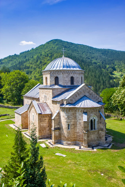 Antiguo monasterio medieval Gradac en Serbia - Foto, Imagen
