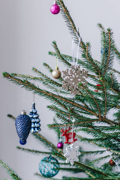 Zelené větve vánočního stromku s různými novoroční hračky - Fotografie, Obrázek