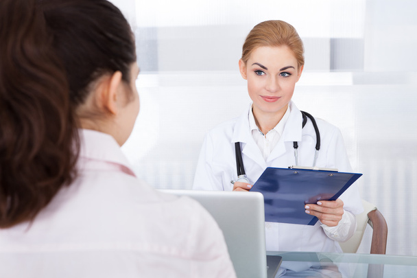 Female Doctor Talking With Patient - Foto, Bild