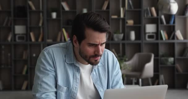 Homme travaillant sur ordinateur portable se sent en colère en raison de l'absence d'accès Internet - Séquence, vidéo