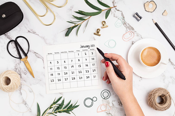 2021年1月のカレンダーとオフィス用品付きデスクトップ。ホームオフィス、ソーシャルメディアブログ、スケジュール、企画コンセプト。フラットレイ上からの眺め - 写真・画像