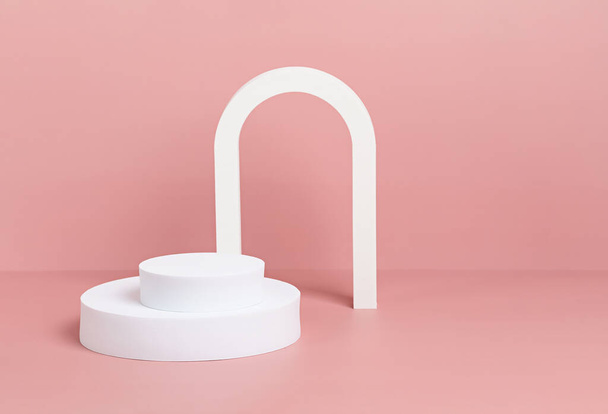 Podium, stand, platform voor productpresentatie. Abstract roze achtergrond en witte vormen. Mockup voor branding en verpakking presentatie - Foto, afbeelding